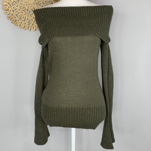 Lovers and Friends Off Shoulder Sweater Size Medium - Picture 4 of 4